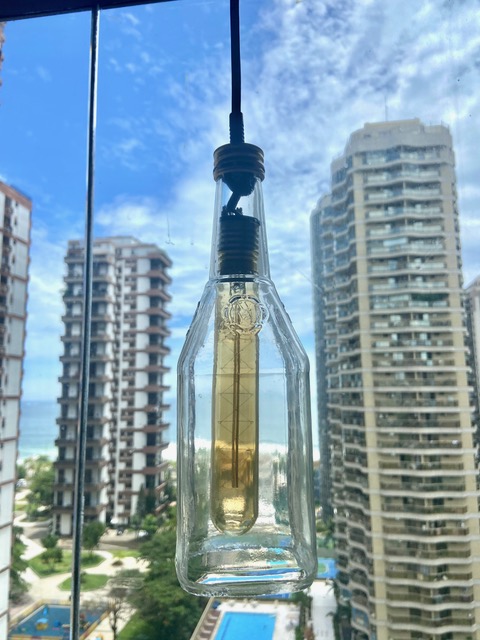 Luminária Manischewitz — escultura de upcycling feita com materiais descartados