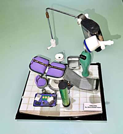 Consultório Andrea e Gino Pulitini — escultura de upcycling feita com materiais descartados