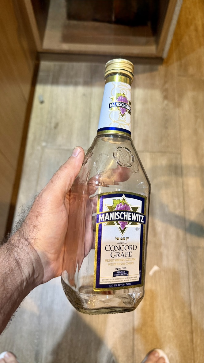 A garrafa de Manischewitz antes de virar luminaria