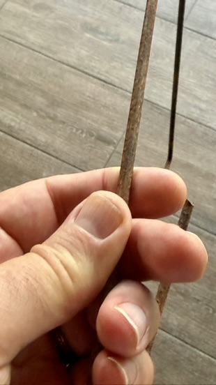 Detalhe do vergalhao de obra reaproveitado